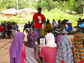 Adultes et enfants – tout le village assiste à la séance de sensibilisation organisée par l’ISAD-ASVM. © A. Stachurski / HI