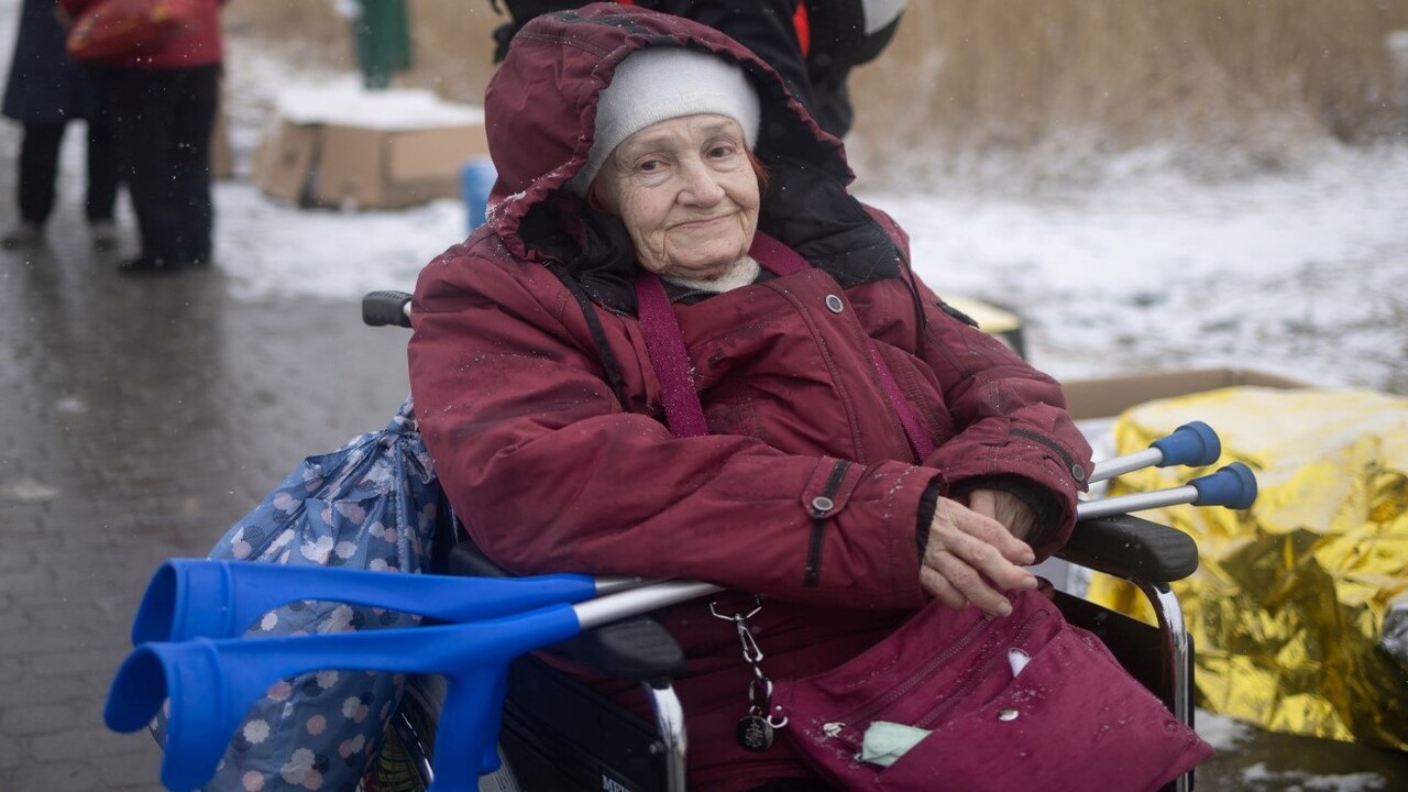 09/03/2022. Przemysl, Poland. Galaina Mama Gala, 87 years old, crosses the border from Ukraine to Poland at the Medyka crossing. 